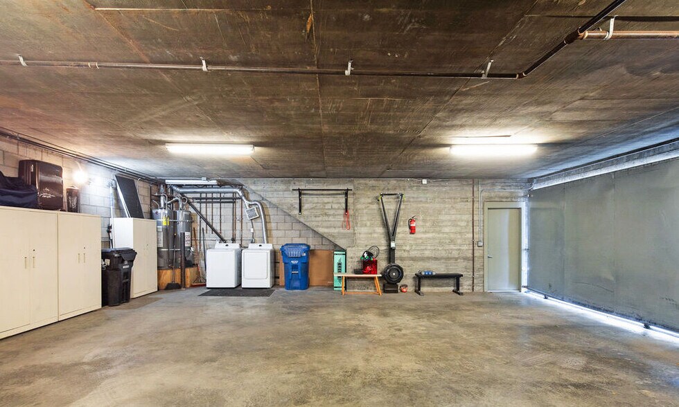 Building Photo - 2448 Riverside Dr