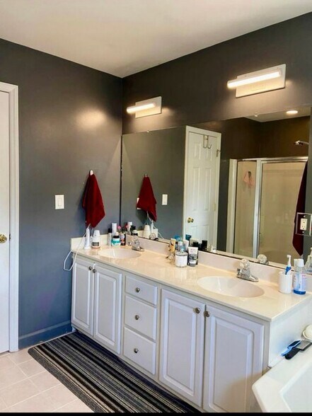 Building Photo - 8006 Crenshaw Ln