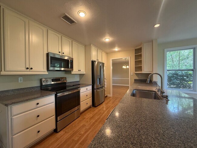 Building Photo - Windward Meadows 3BR/2BA on 1 Acre with Fenced Yard