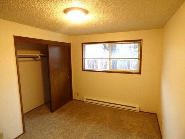 Building Photo - Rent Special: 1/2 Off June's Rent!! 2-bedroom Single Level Apartment