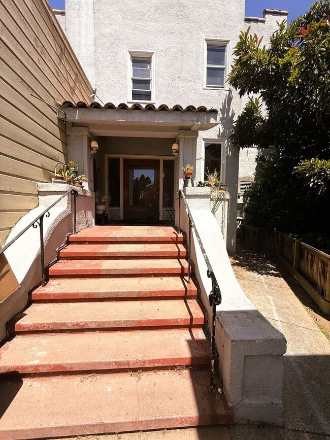 Building Photo - 5634 College Ave