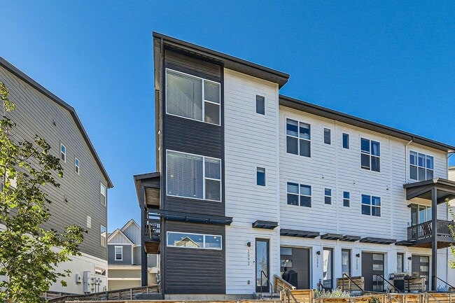 Primary Photo - 3 Bedroom, 4 Bath Townhome in Broomfield