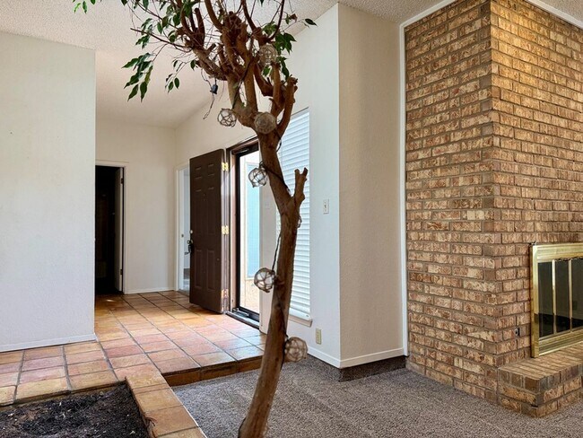 Building Photo - Home For Rent