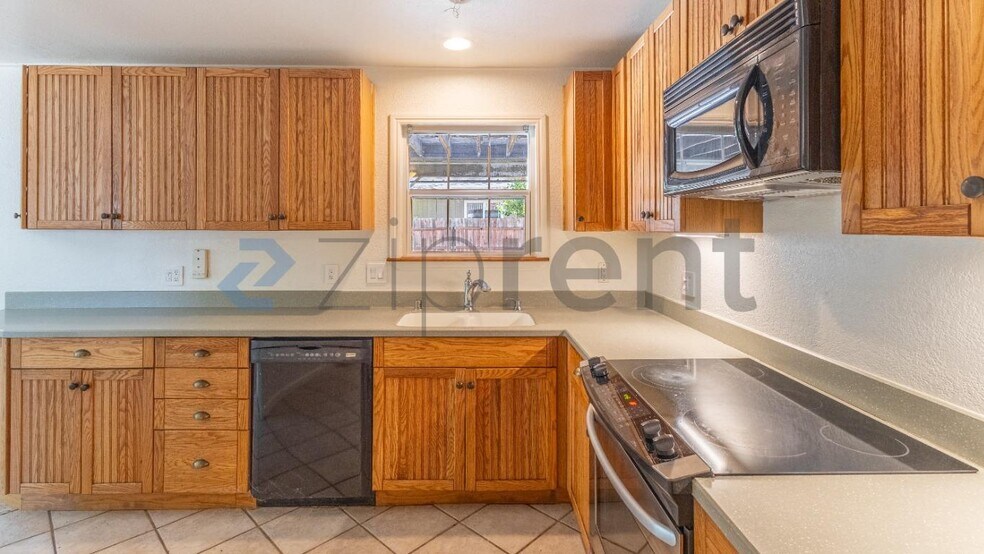 Building Photo - Unit B