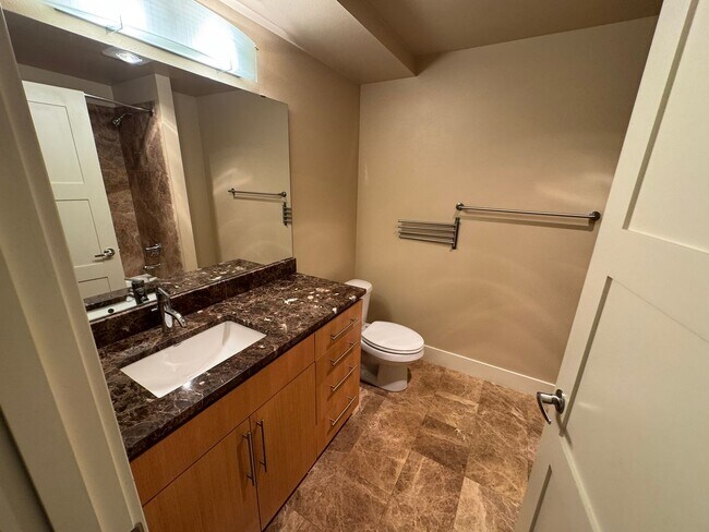 Building Photo - 1bd/1ba Bellevue Condo