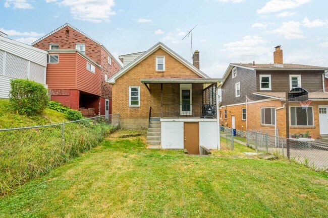 Building Photo - Stunning 3 bedroom home in Carrick available May 15!