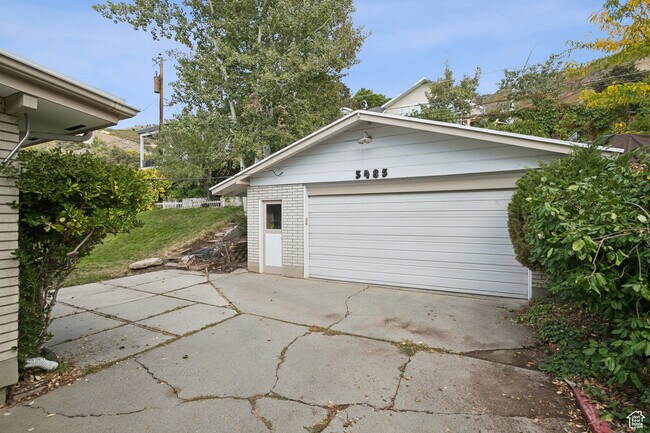 Building Photo - 3485 S Fleetwood Dr