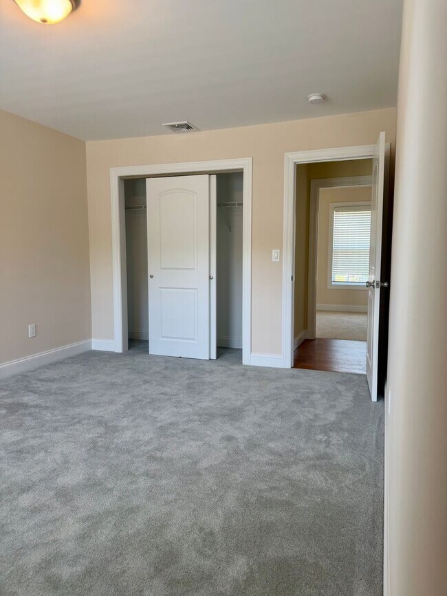 Building Photo - 497 Carnation Dr