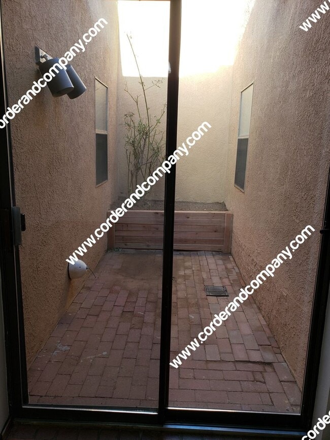 Building Photo - Southwestern 2 Bedroom, 2 Bathroom, 1 Car ...