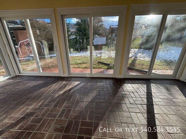 Building Photo - 136 Grimes St