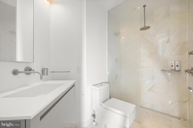 Building Photo - 100 Harborview Dr