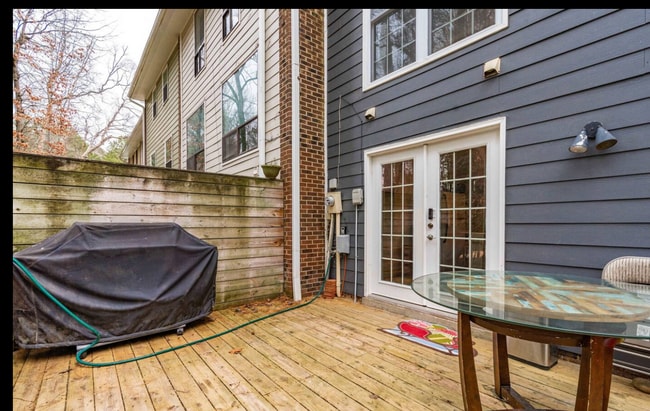 Building Photo - 5985 Dixon Dr