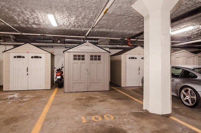 Building Photo - 156 Porter St