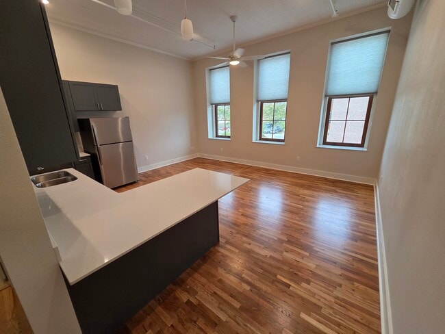 Building Photo - 124 Main St