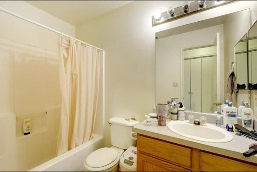 Upstairs Full Bath 1 - 947 Sagewood Trail