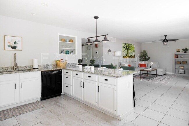 Building Photo - 3011 S Country Club Way