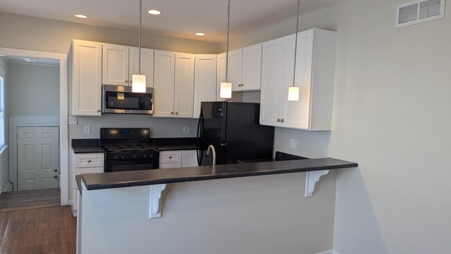 Building Photo - 821 Lake St