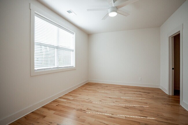 Building Photo - Stunning 4-Bedroom Nashville Home with Granite Countertops, Hardwood Floors, and Fireplace!