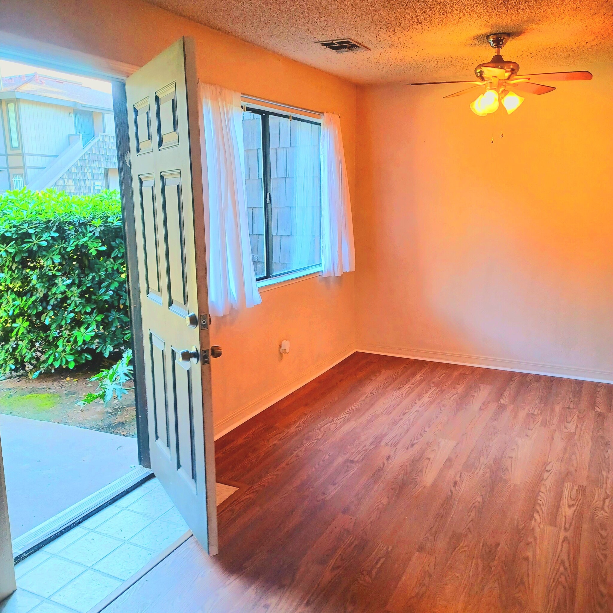 Living Room - 1190 S Winery Ave