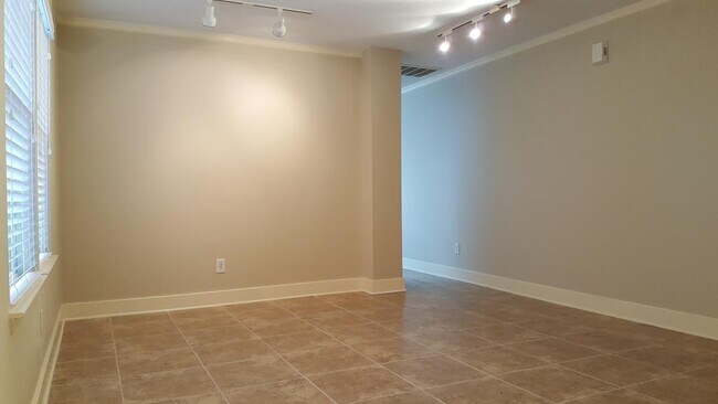 Building Photo - Hailey's Manor