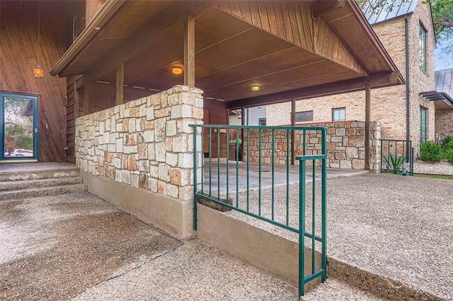 Building Photo - 2309 Westoak Dr