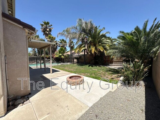 Building Photo - 938 W Encore Dr
