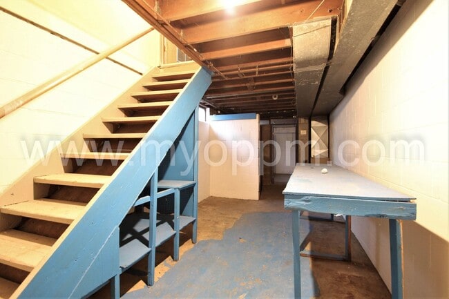 Building Photo - 3 Bedroom / 1 Bath Home Available Now!