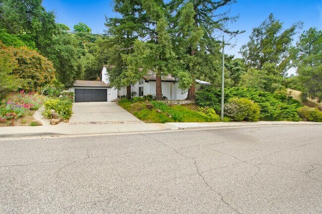 Building Photo - Rent this Beautiful 5 BEDROOM HOME NOW!