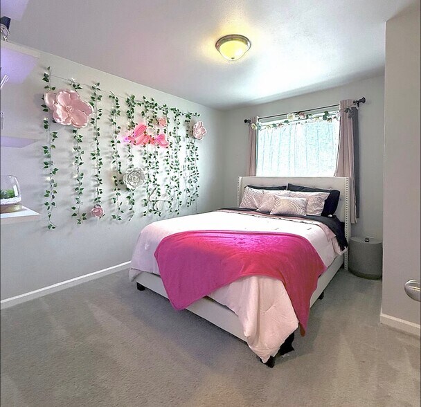 Building Photo - 16496 Pine Creek Dr