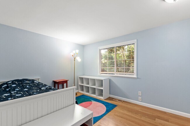 Building Photo - Charming 5-Bedroom Tri-Level Retreat in La...