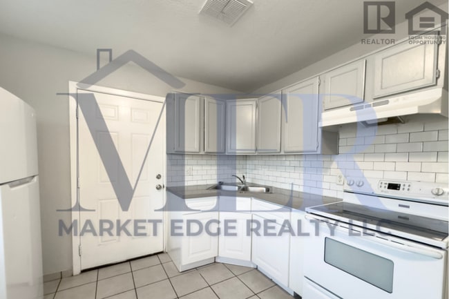 Building Photo - 1023