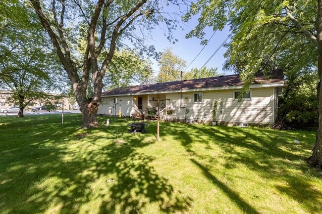 Building Photo - 1403/1405 Daley Avenue