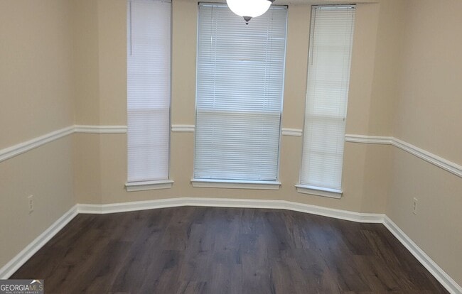 Building Photo - 5 Rockcreek Dr