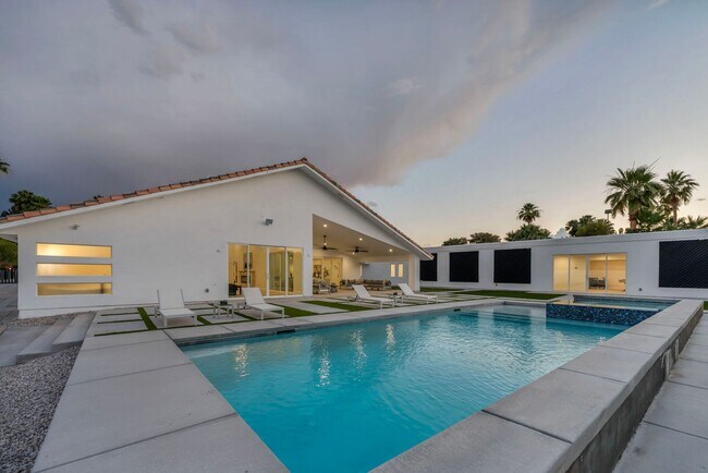 Building Photo - Meticulously renovated single-story contem...