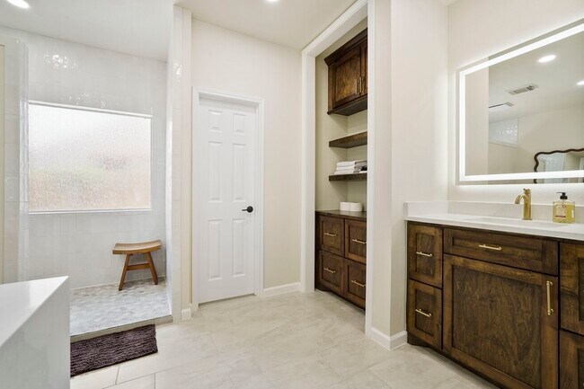 Building Photo - 8615 Discus Dr