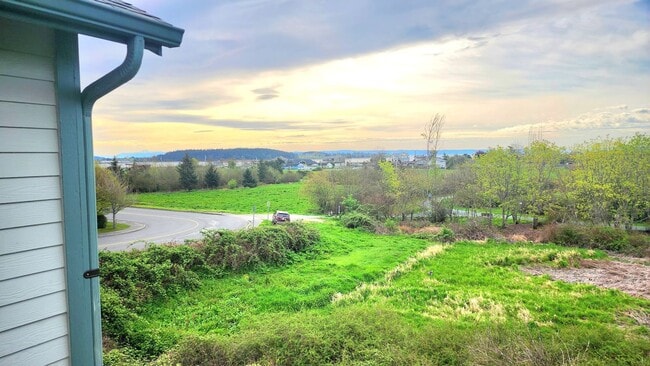 Building Photo - Lovely Oak Harbor Living and Pet Friendly!!