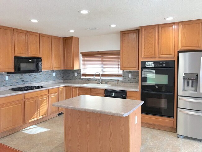Building Photo - Spacious 4 bedroom Northern Meadows Home with Refriderated Air!