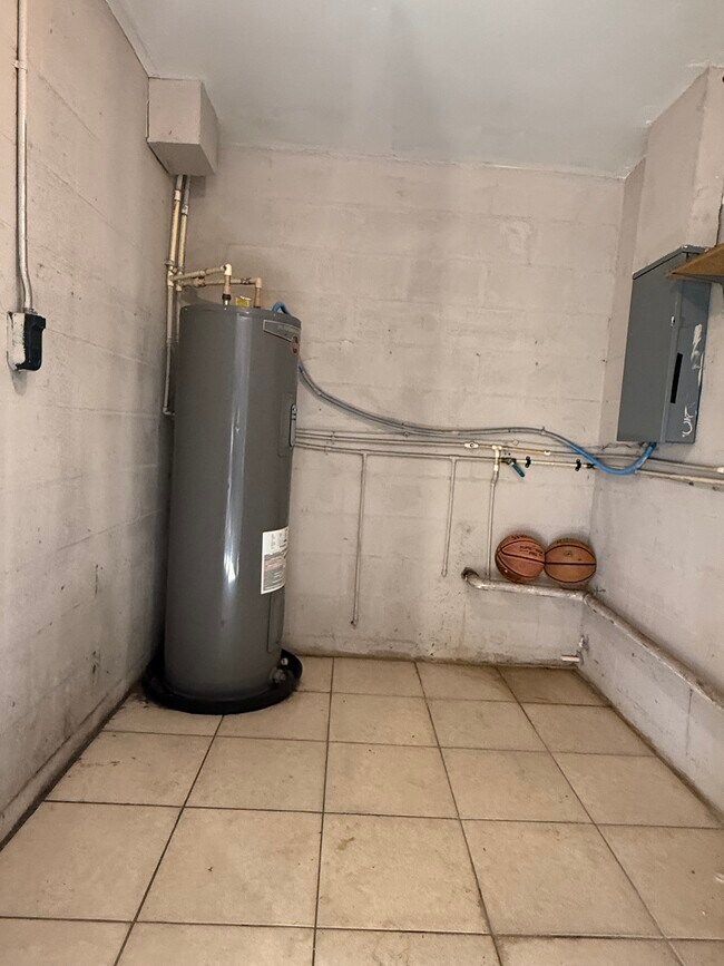 Laundryroom - 4410 N 40th St