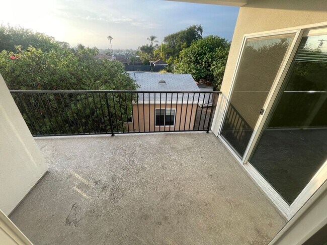 Building Photo - 4BD/2BA with great Yard!