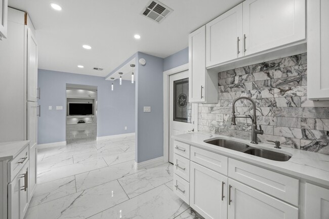 Building Photo - 15303 Tonya Dr