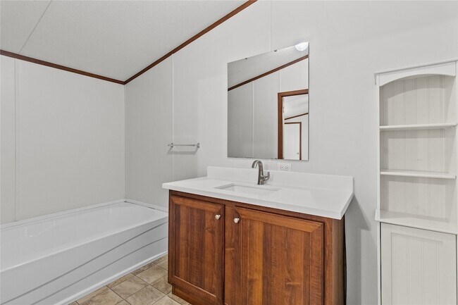 Building Photo - 15930 Pine St