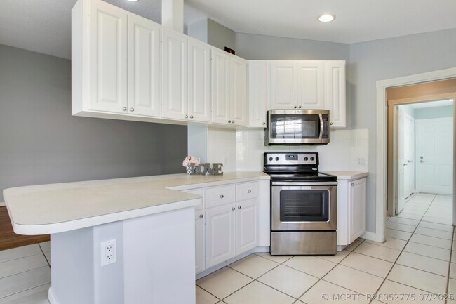 Building Photo - 10870 SW Dardanelle Dr