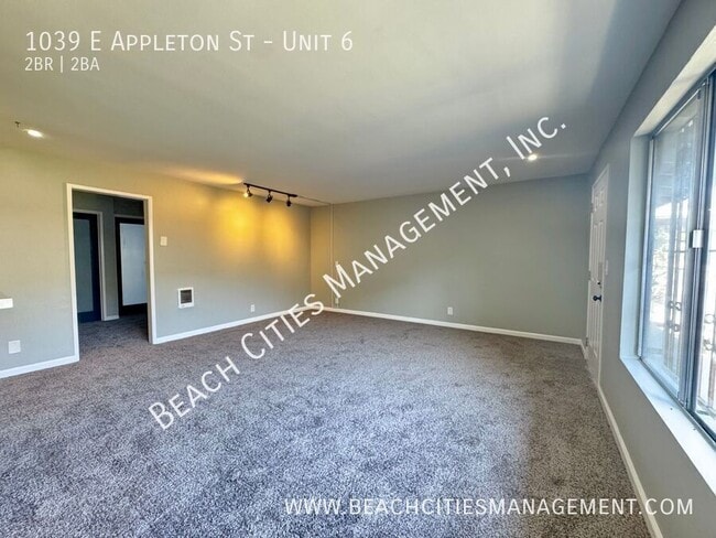 Building Photo - 1039 E Appleton St