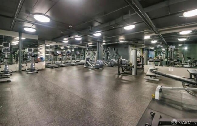 Building Photo - 555 4th St