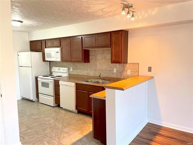 Building Photo - 601 White Oak Dr