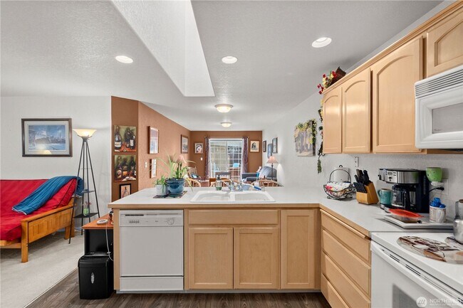 Building Photo - Quiet Updated Townhome in Prime Location!