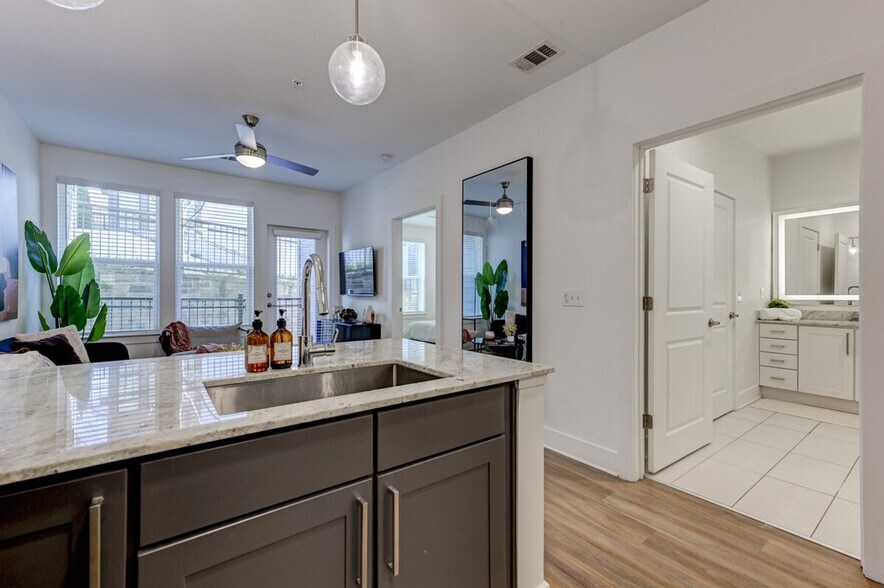 Building Photo - 308 Gibson St SE