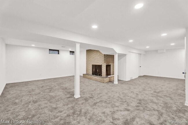 Building Photo - 7011 White Pine Dr