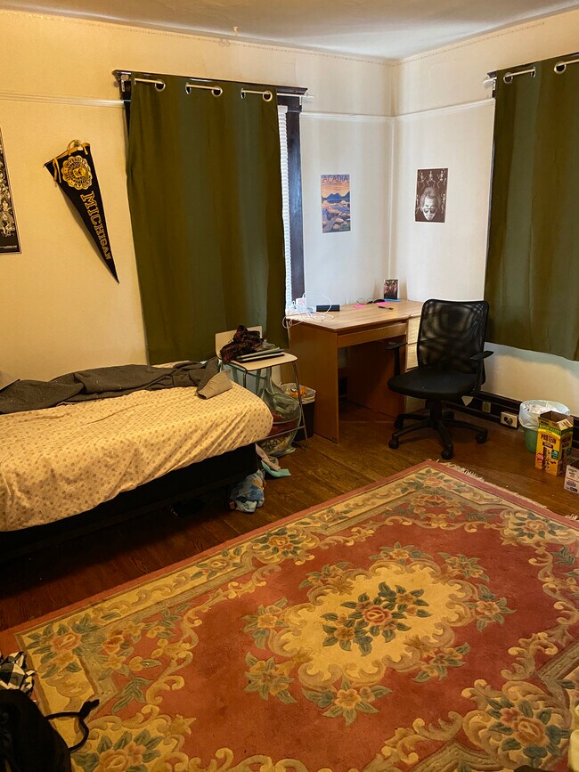 Bedroom - 917 E Ann St