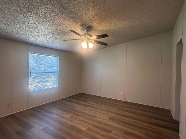 Building Photo - 302 Lone Star Rd